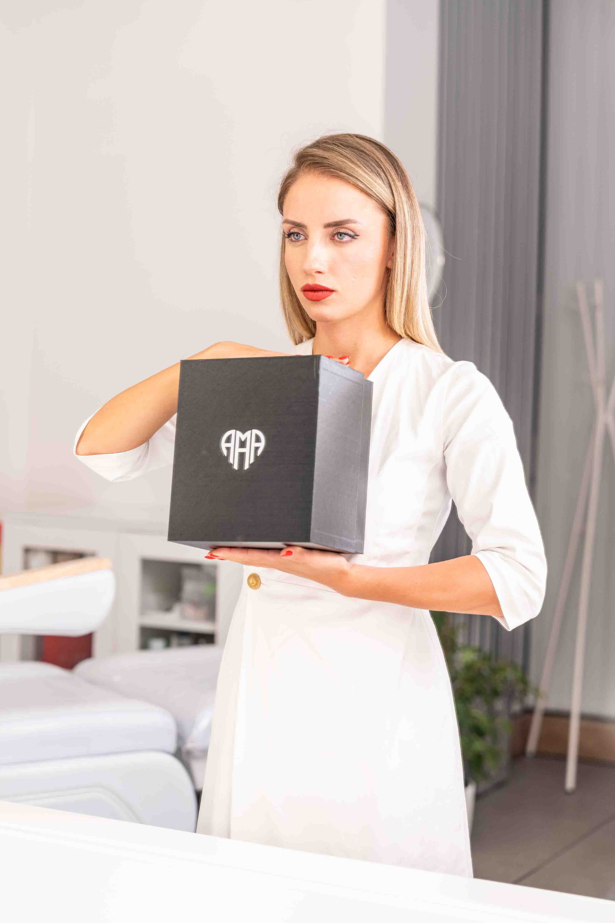 4D LED facial mask with photon therapy - 82 LEDs x 4 types of light - Nutra Best Europe